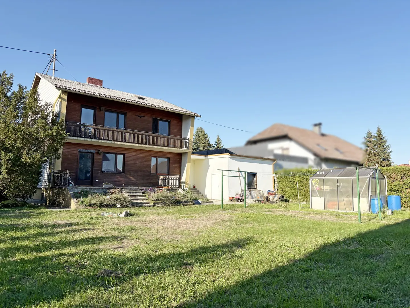 Spacious apartment with large garden and attached garage