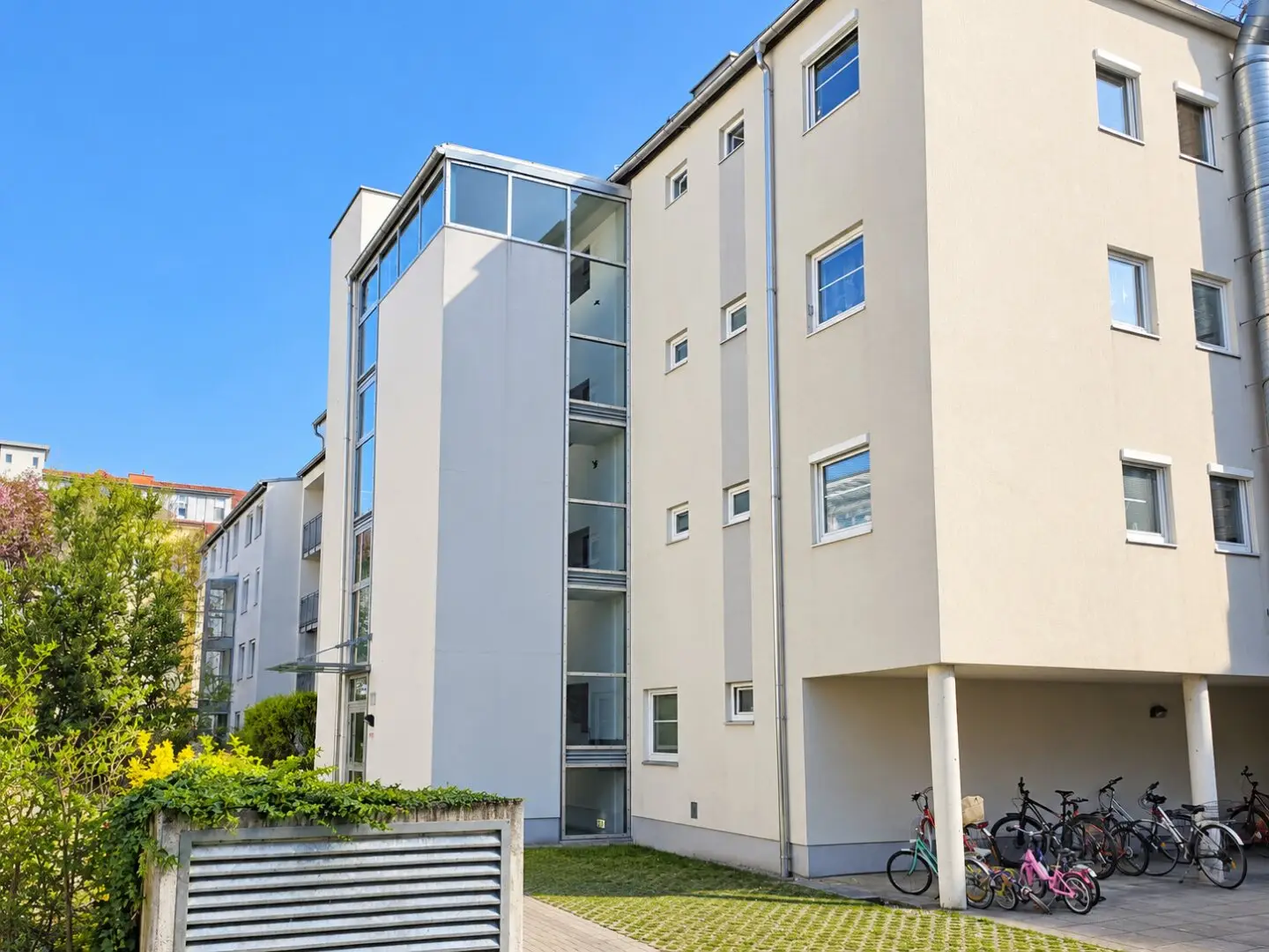 Helle 4-Zimmer Wohnung mit Tiefgaragen-Platz in ruhiger Lage
