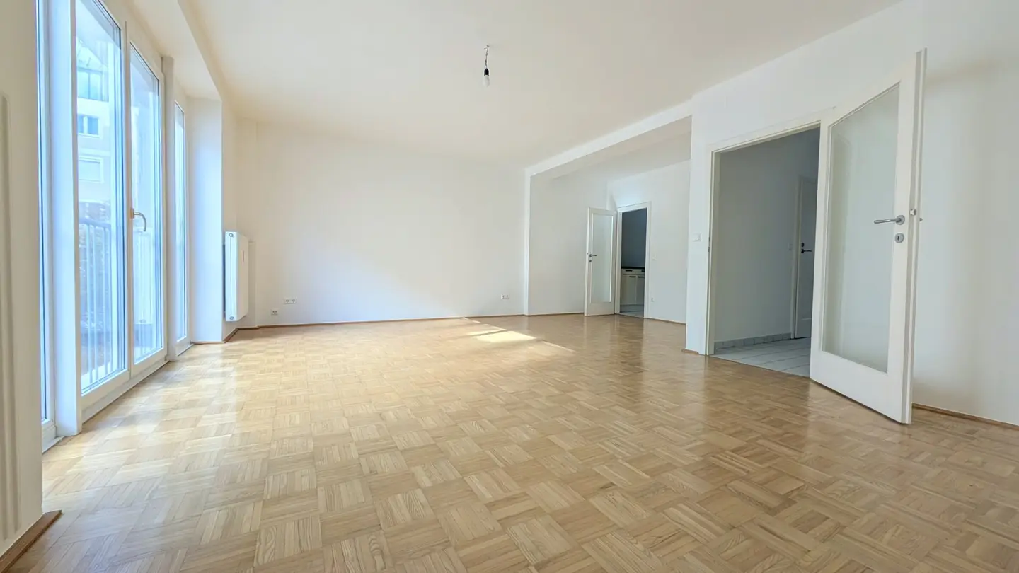 Lichtdurchflutete 2-Zimmer im 7. Liftstock, Liechtensteinstraße/Himmelpfortstiege, unbefristet, saniert