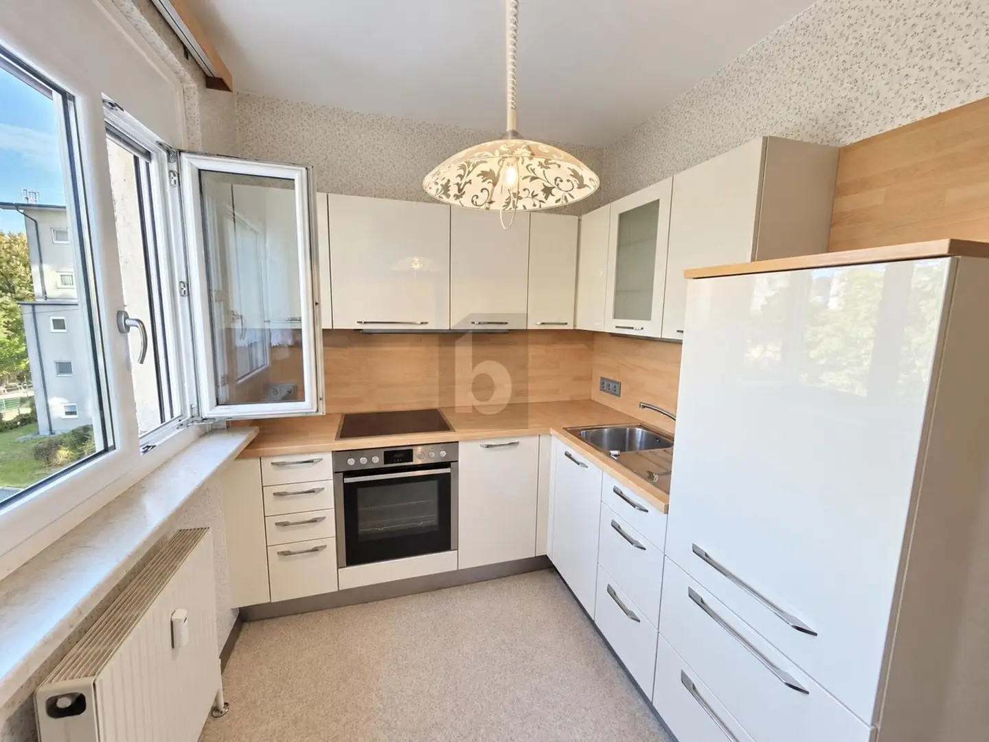 Bright Wohnung fully furnished with balcony and lift