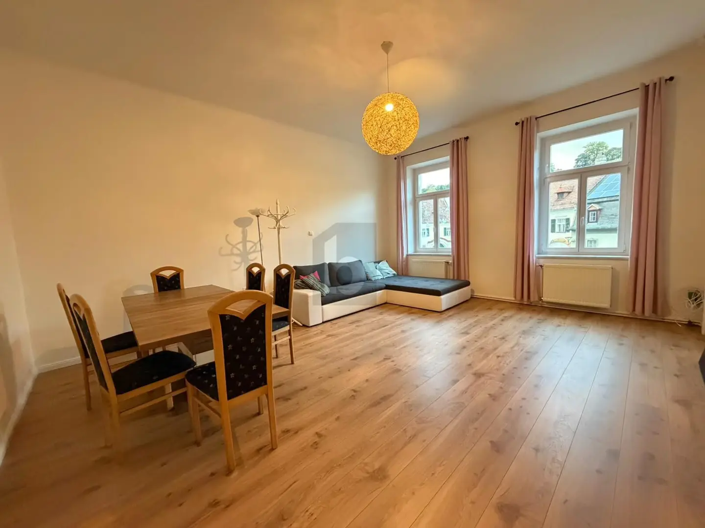 Lichtdurchflutete Altbauwohnung mit Kamin und Garage