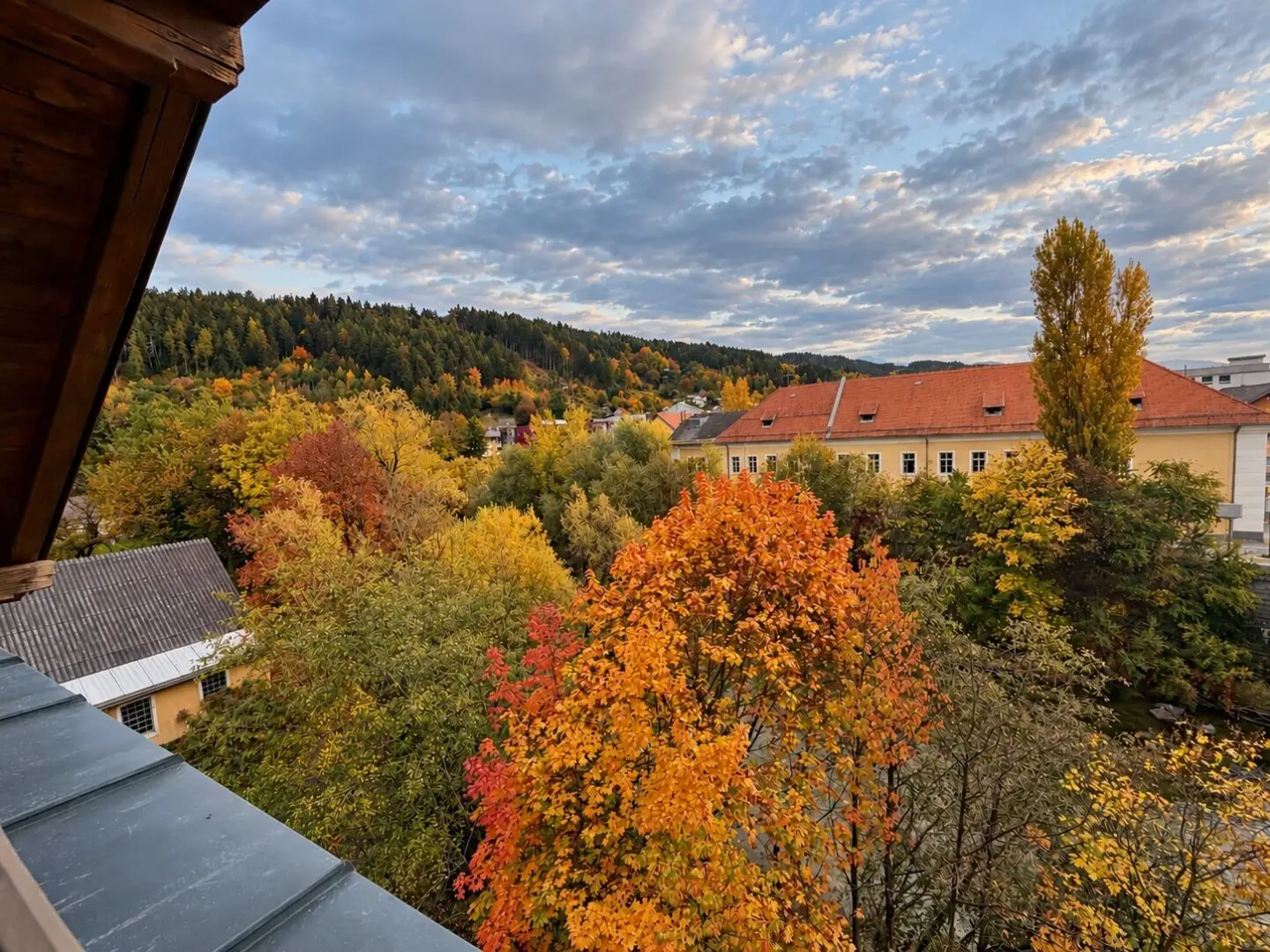 GROSSZÜGIGE DACHGESCHOSSWOHNUNG MIT LOGGIA UND SCHÖNEM AUSBLICK – ZENTRAL GELEGEN IN SPITTAL, DIREKT NEBEN DER FACHHOCHSCHULE!