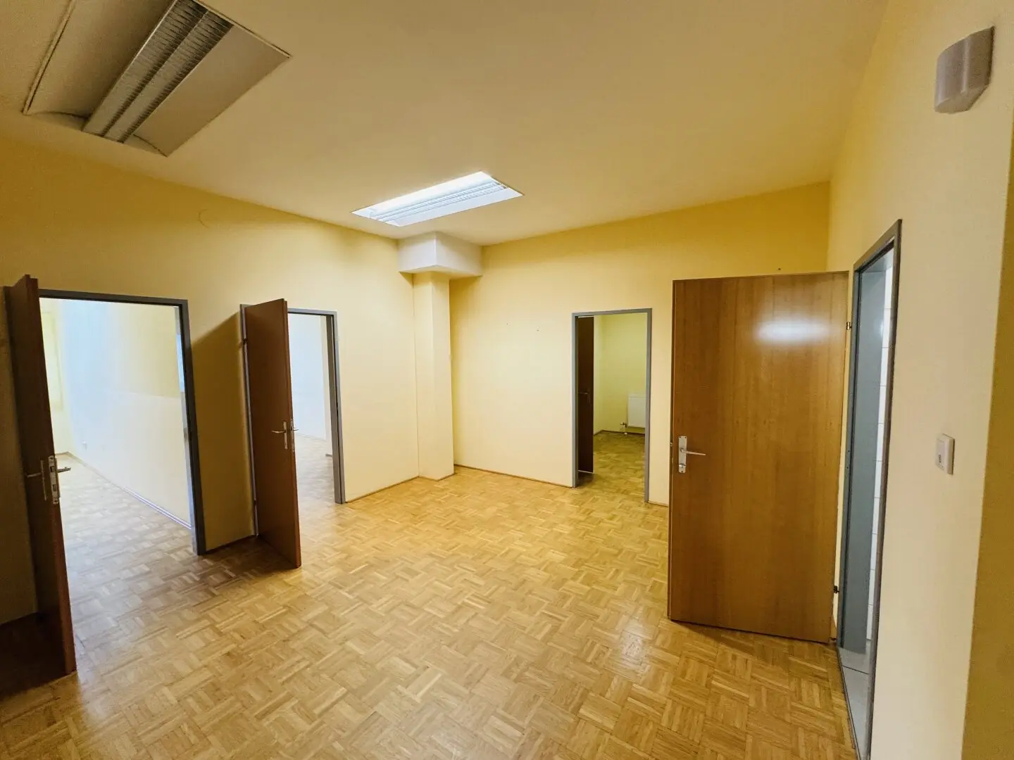 Knittelfeld Kapuzinerplatz: Repräsentative &amp; barrierefreie Büro- oder Praxisfläche im Zentrum – 133m2 plus Terrasse