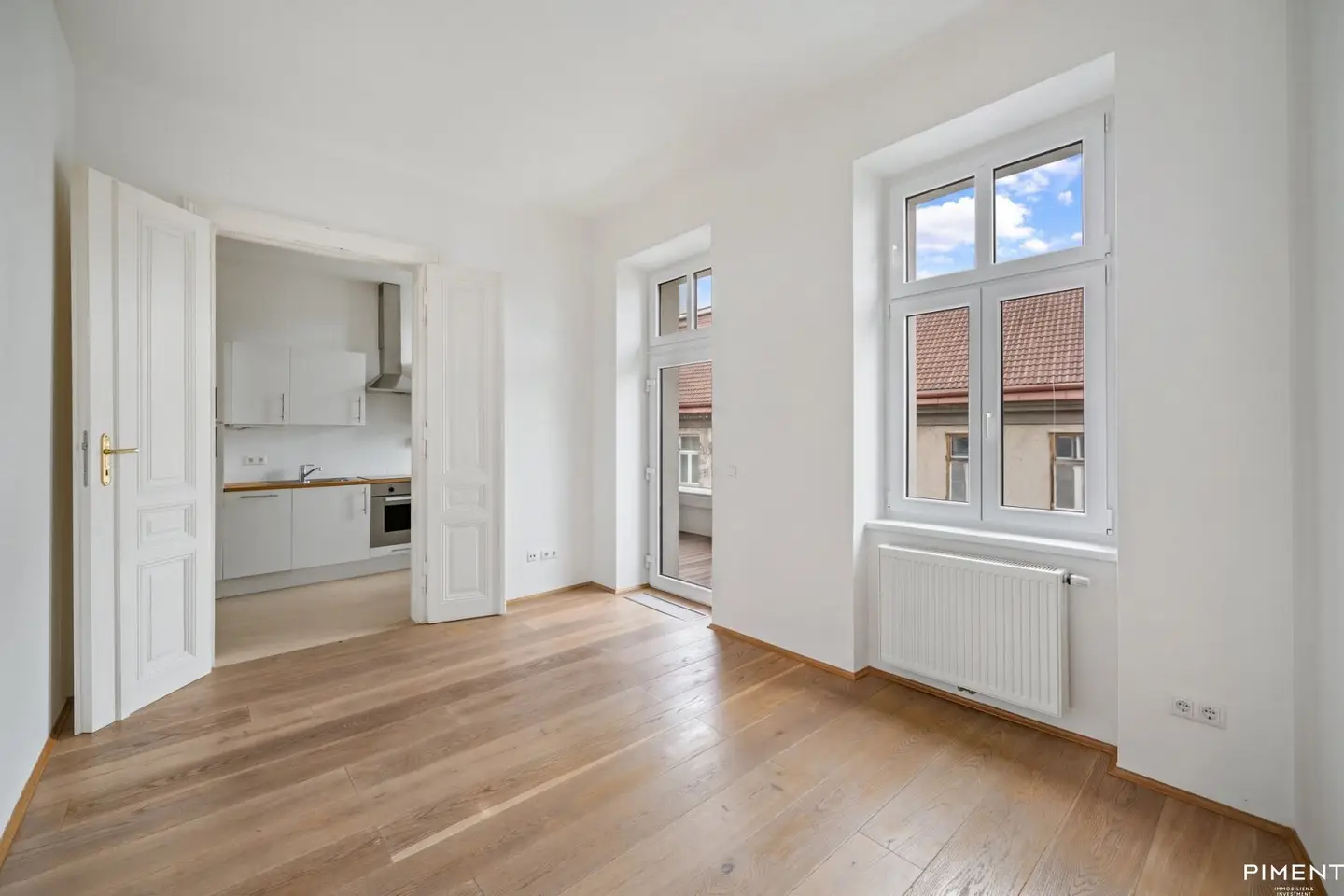 Helle Altbauwohnung mit Balkon in ruhiger Innenhoflage &amp; U-Bahn-Nähe