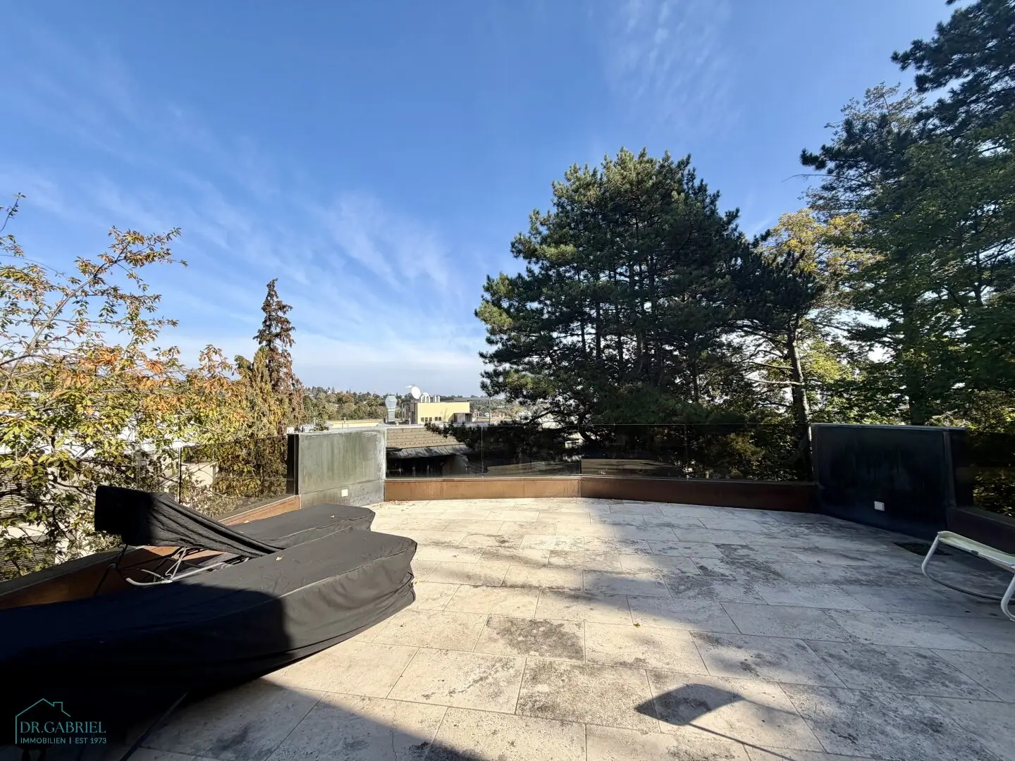 MODERNE TERRASSENMIETE MIT TRAUMHAFTEN BLICK IN GLANZING