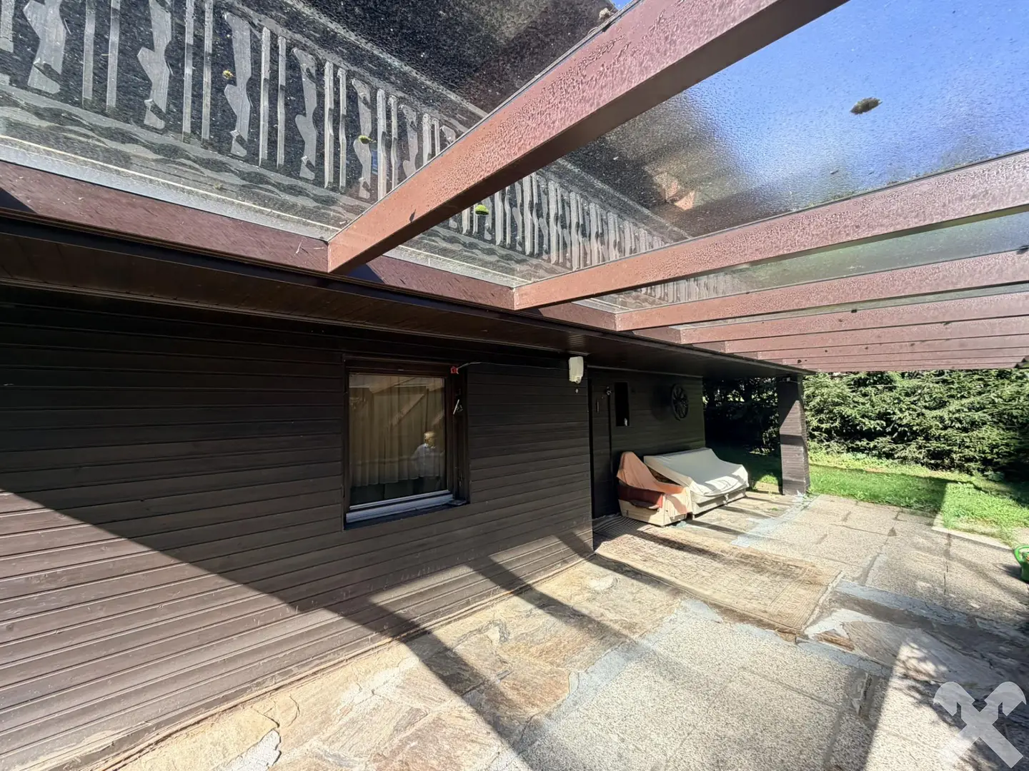 Hauseingang und Terrasse