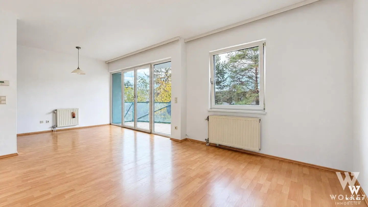 Helles Wohnzimmer mit Balkonzugang