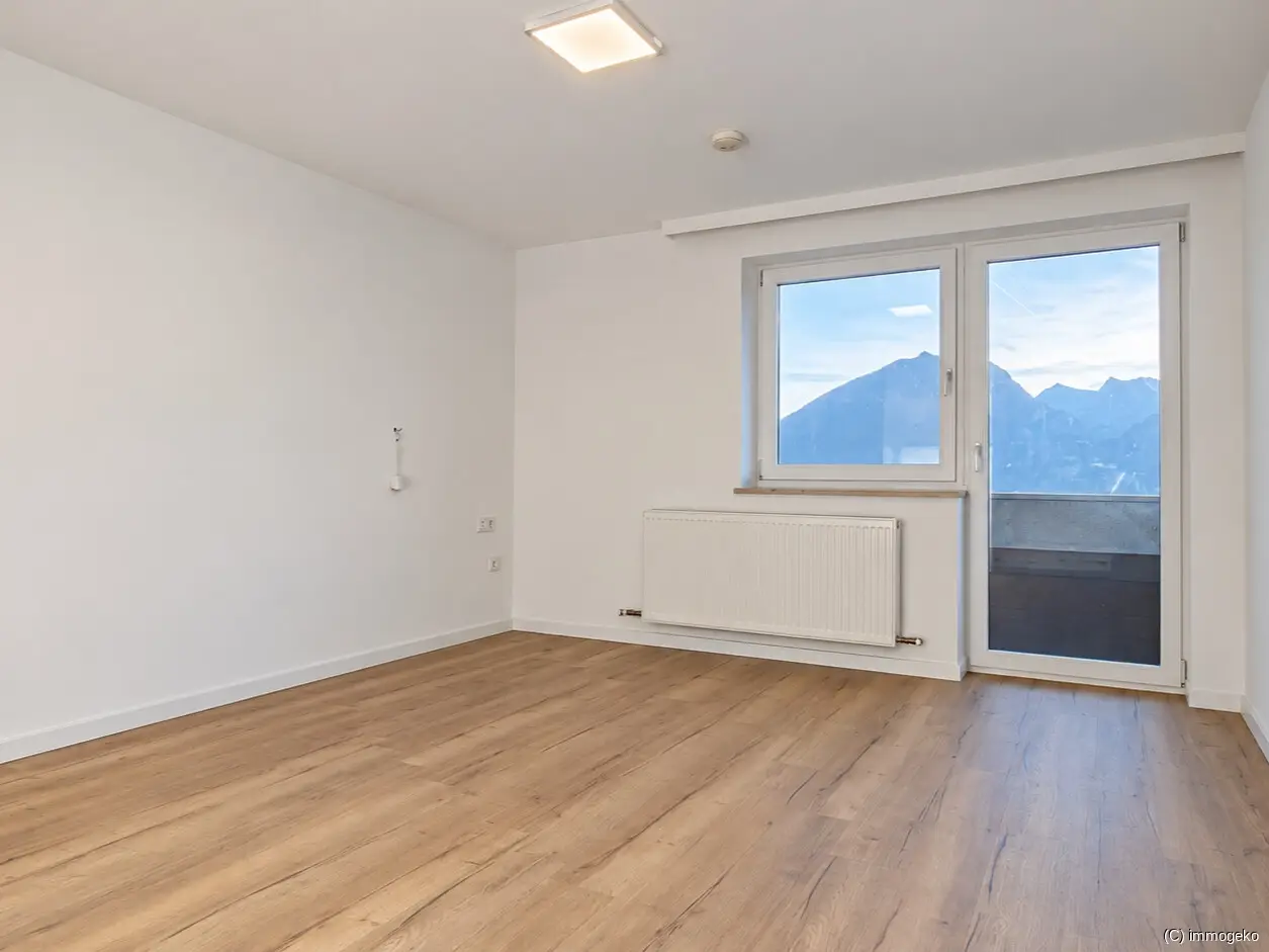 Lichtdurchflutete frisch renovierte Wohnung mit Bergblick