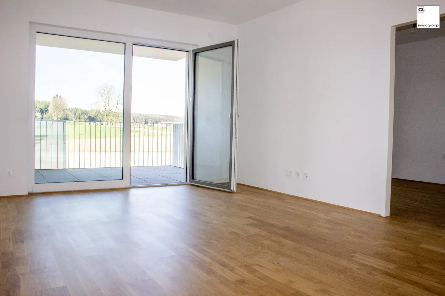Teil des Wohnbereichs mit Zugang zum Balkon