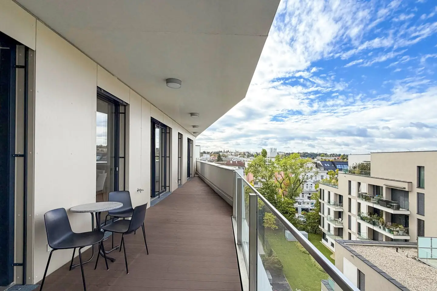 Wohnen mit Weitblick · Weinkeller mit Degustationsbereich · Fitness &amp; Spa · Außenpool