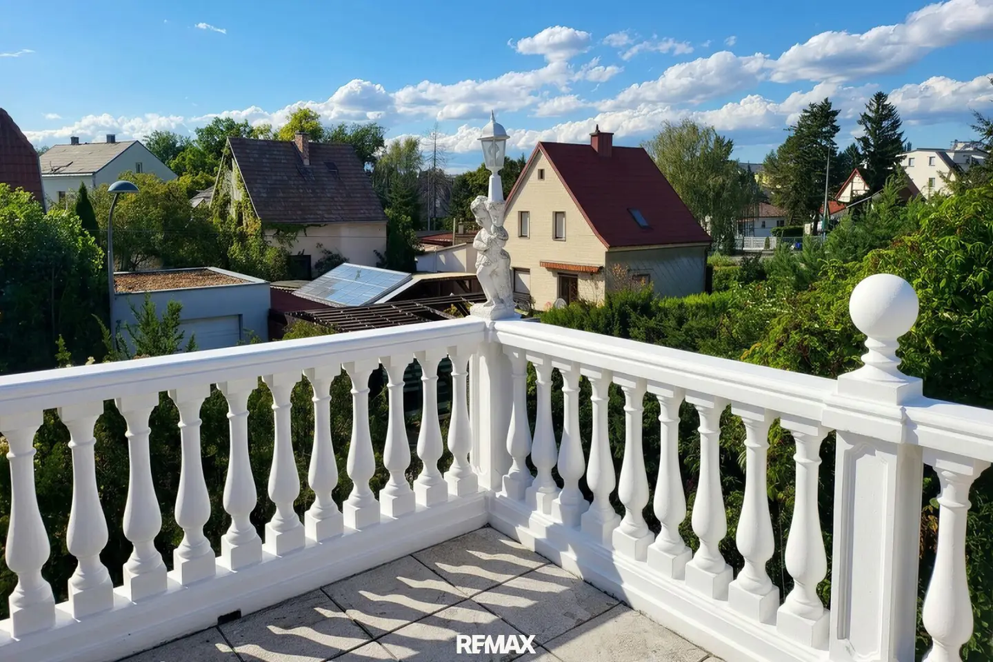 Einfamilienhaus mit Garten, Pool und Garage