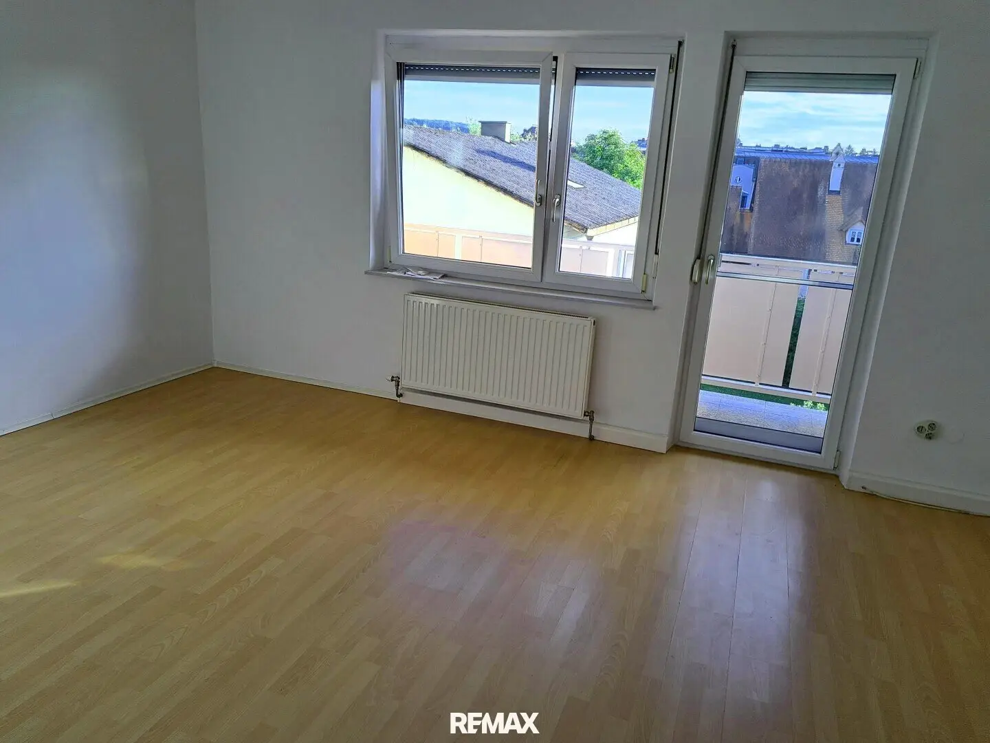 3 rooms plus living kitchen with view, green quiet location in the centre, first occupancy after adaptation