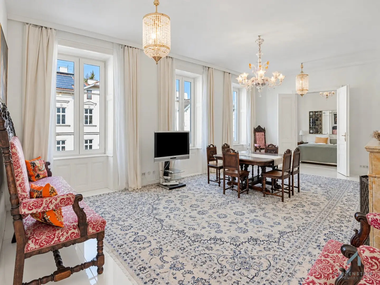 Altbaucharme mit Charakter: Großzügige Bel Etage mit Wintergarten und zwei Eingängen in Gersthof