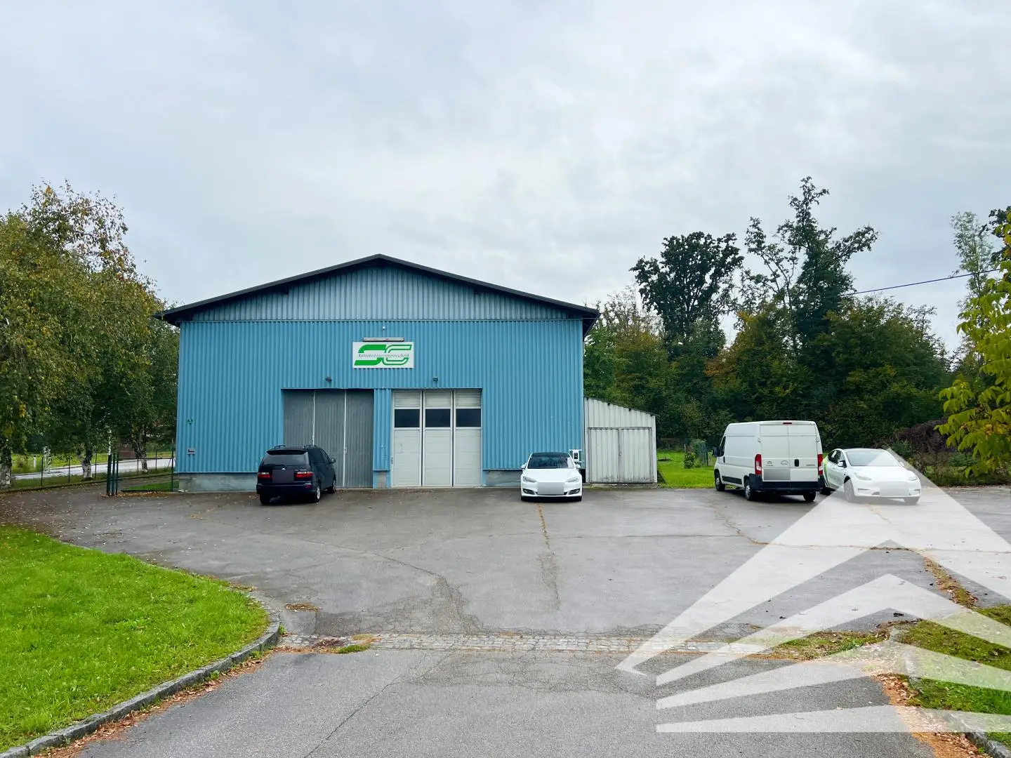Zufahrt Halle mit Parkflächen