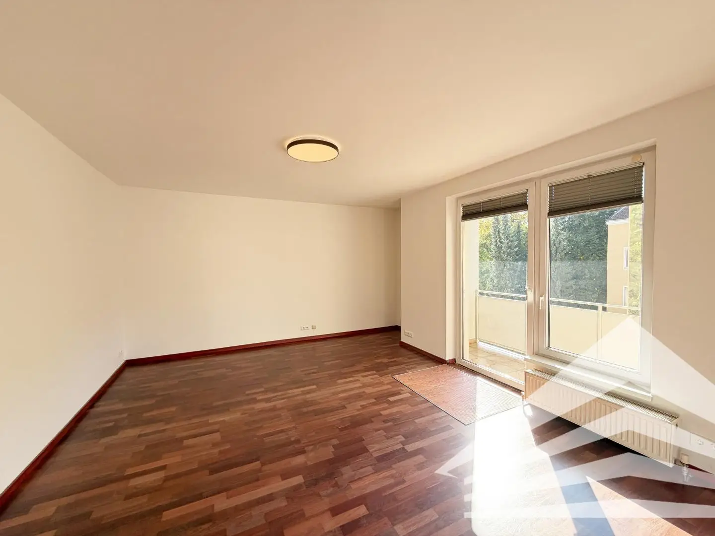 Zentrale teilsanierte Wohnung mit verglaster Loggia