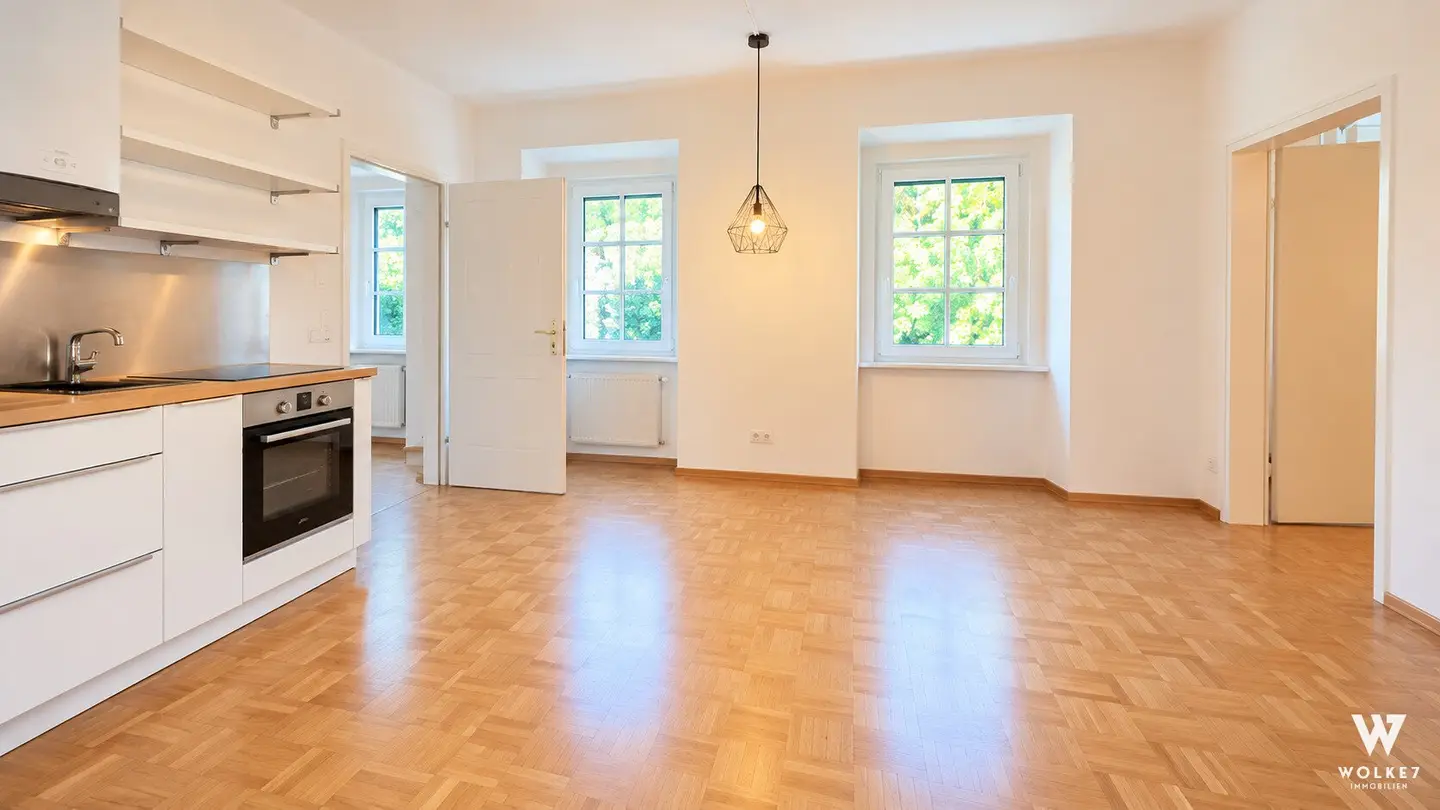 Old building apartment 2 rooms in quiet courtyard location, only a few steps from Neubaugasse and Mariahilfer Straße