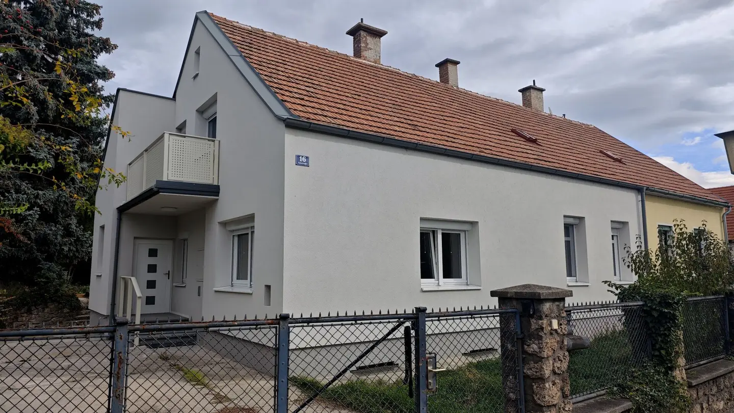 Sanierte Doppelhaushälfte in Ternitz, 4 Zimmer, Garten, Balkon &amp; Grünblick!