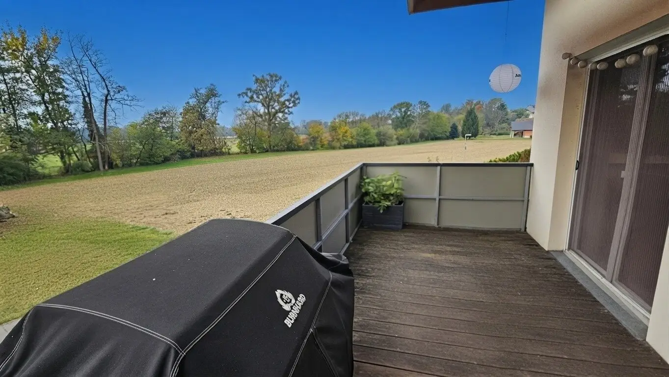 Gemütliche, sehr  gepflegte, gut aufgeteilte neuwertige Wohnung mit einer ca. 12 m² großen Terrasse, Carport, sehr gute Infrastruktur