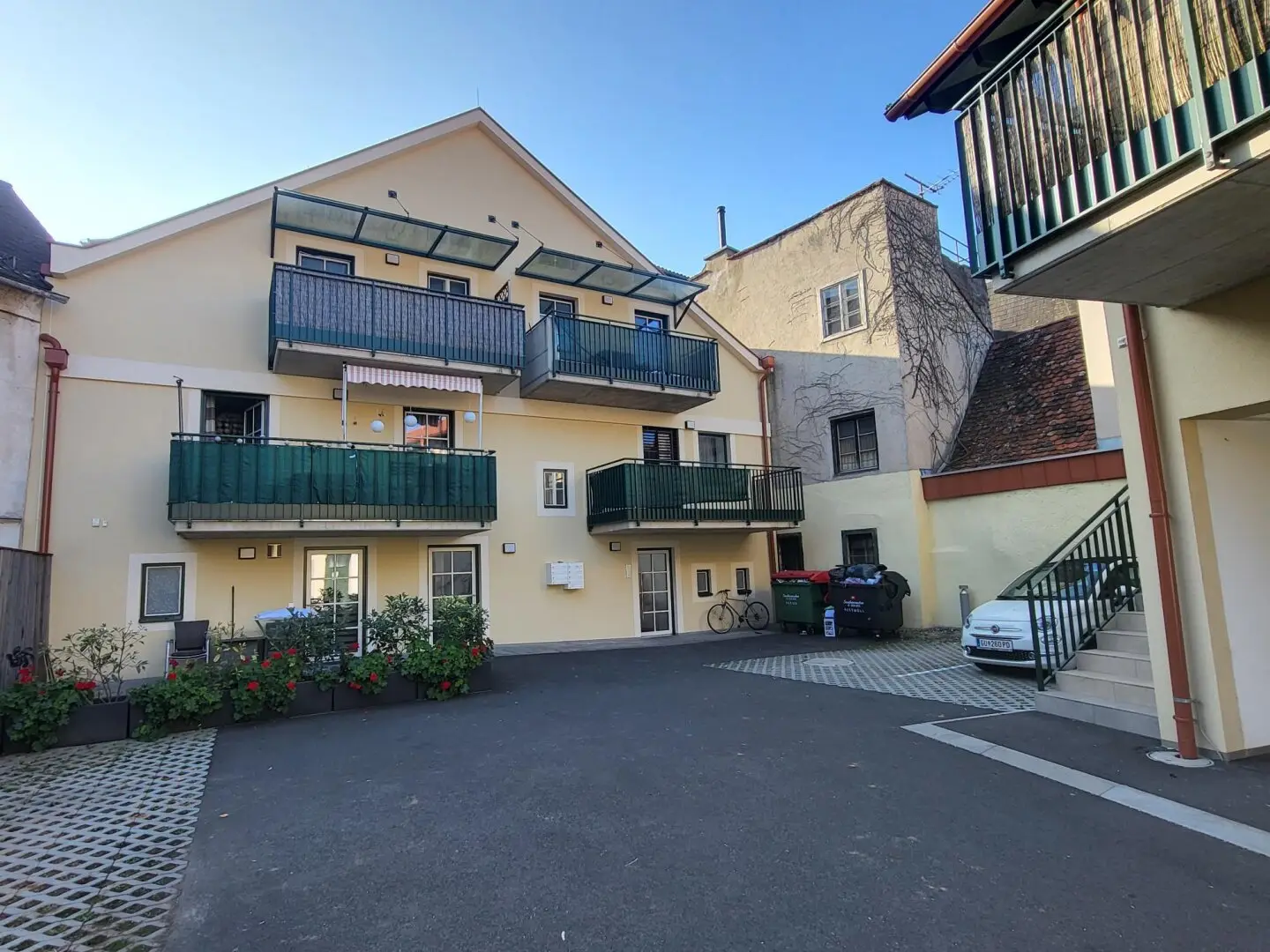 Hausansicht - Parkflächen