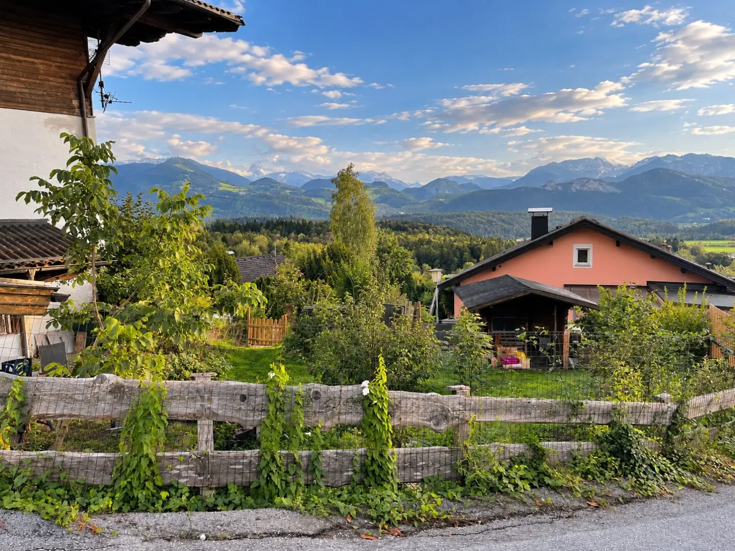Zweifamilienhaus mit architektonischem Entwicklungspotenzial in Adnet