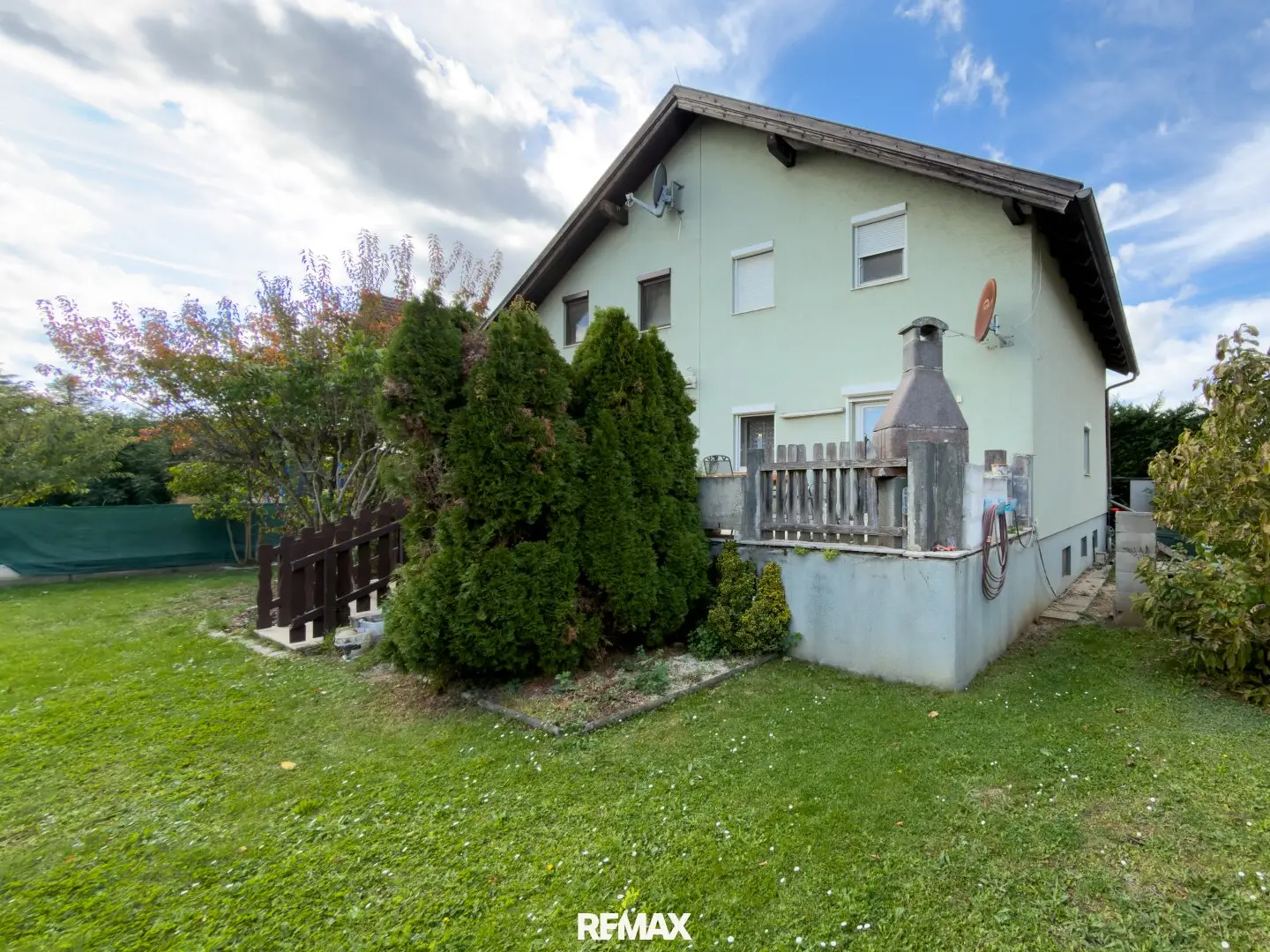 Online appointment booking Two semi detached houses with garden and pool