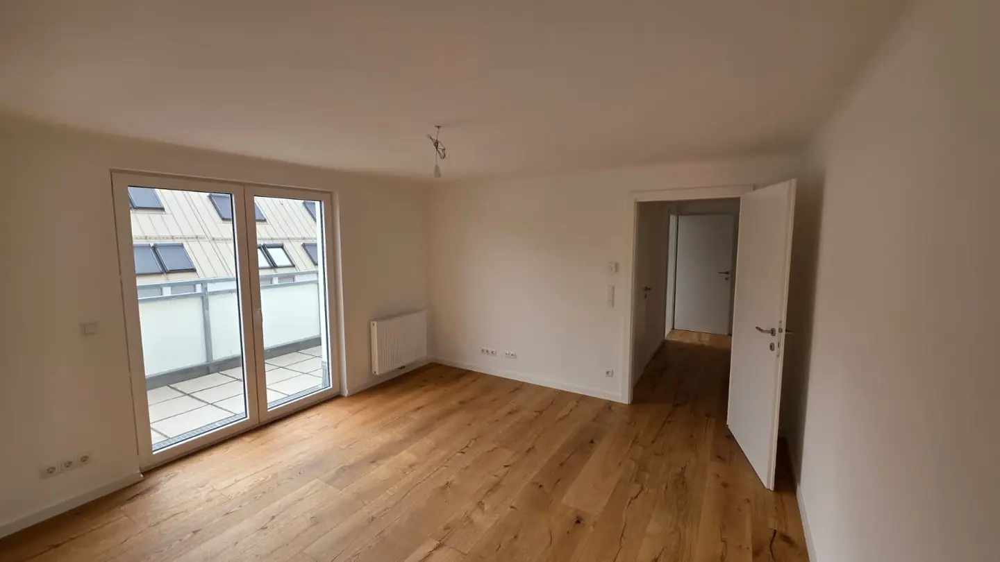 U-Bahn vor der Haustür: Frisch sanierte 3-Zimmer-DG-Wohnung mit zwei Terrassen und Klimaanlage am Spitz