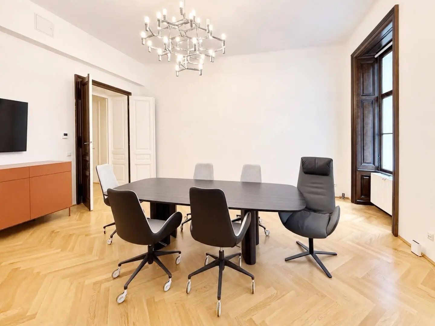 Helles, repräsentatives Altbaubüro in bester Innenstadtlage – Nähe Oper und Karlsplatz