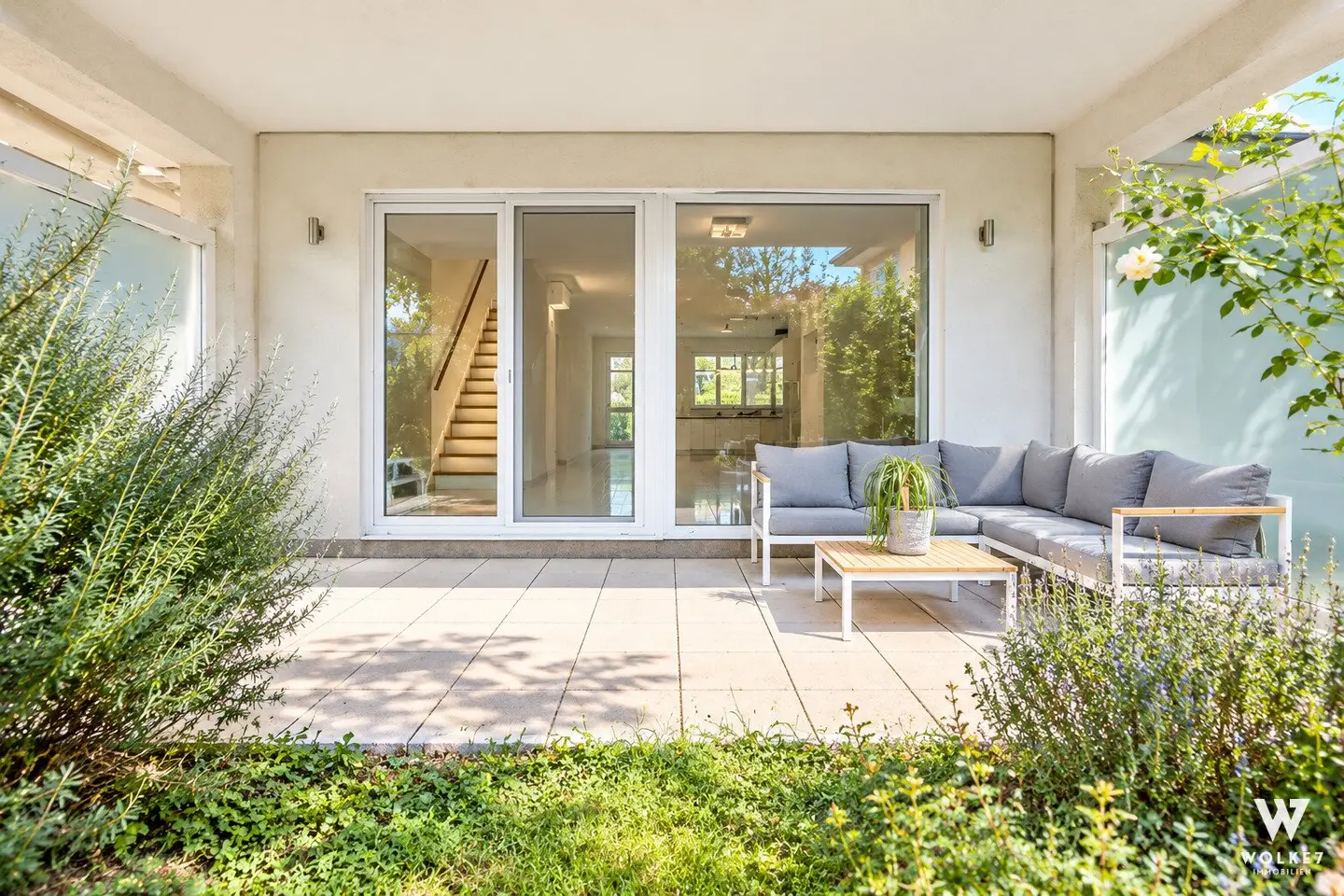 Großzügige 3-Zimmer-Maisonette mit Hauscharakter | Eigengarten &amp; sonnige Süd-Freiflächen | Nahe Alter Donau I Top-U1-Anbindung | Garagenstellplatz