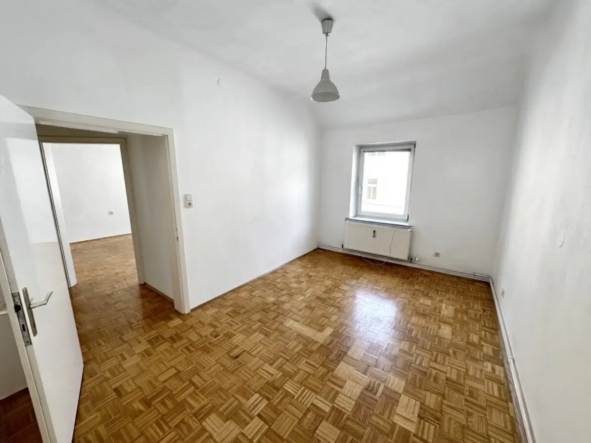 Centrally located charming 3-room period apartment with balcony in central Graz near Augarten