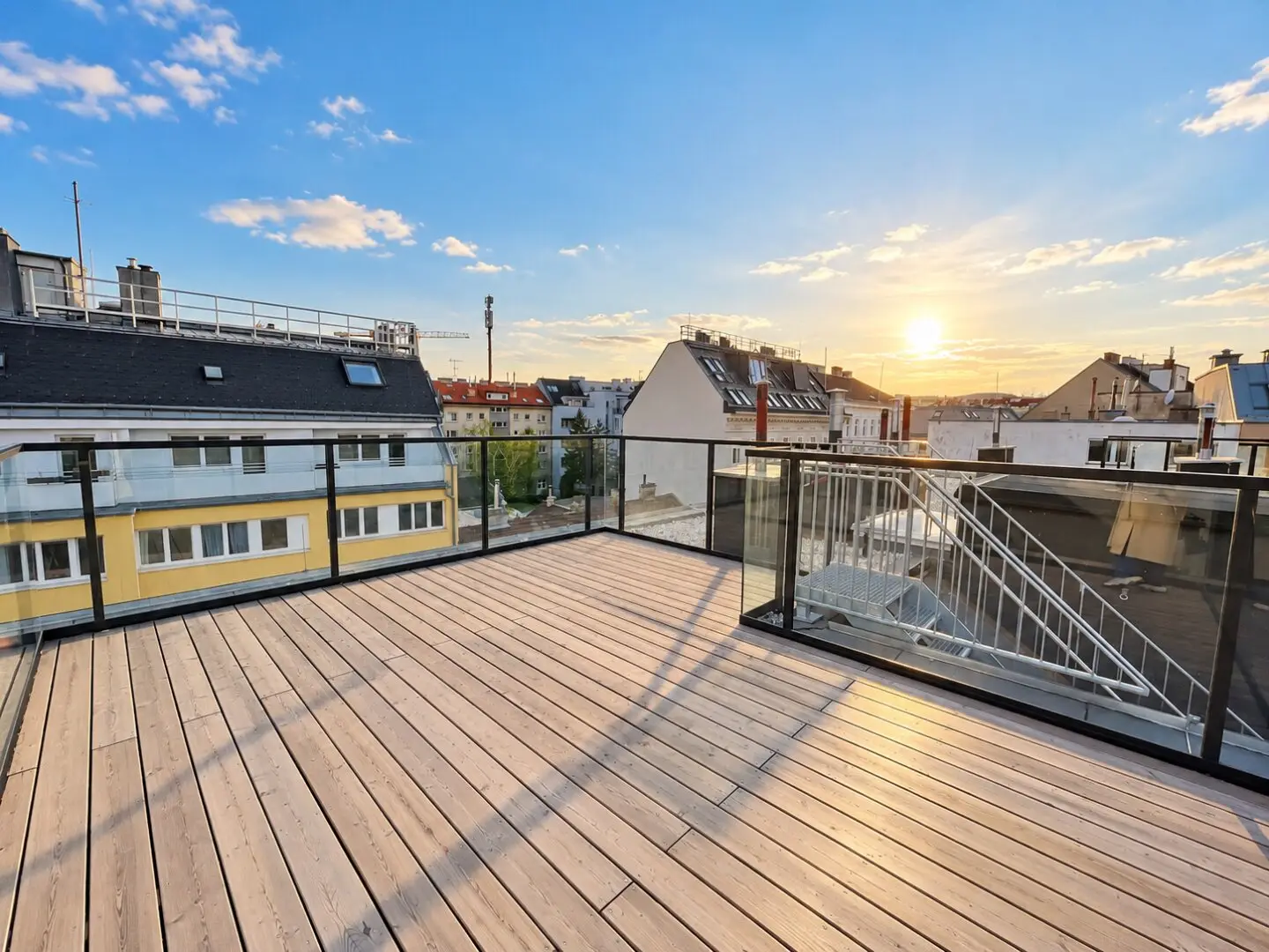 Dachgeschosswohnung Nähe AKH mit zwei Terrassen – nur 2 Gehminuten zur Straßenbahn!