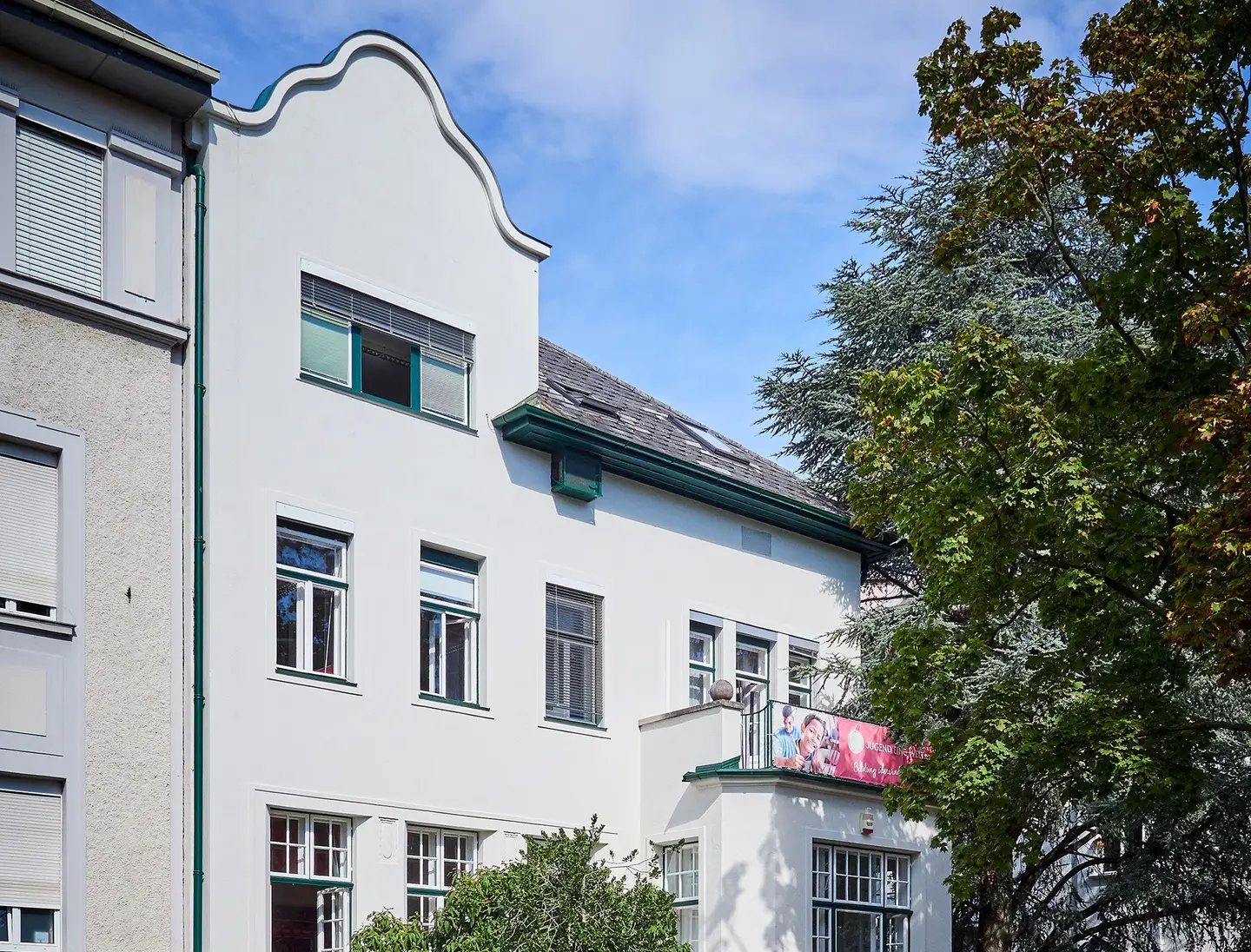 Ruhige Wohnung mit Privatgarten und Parkett