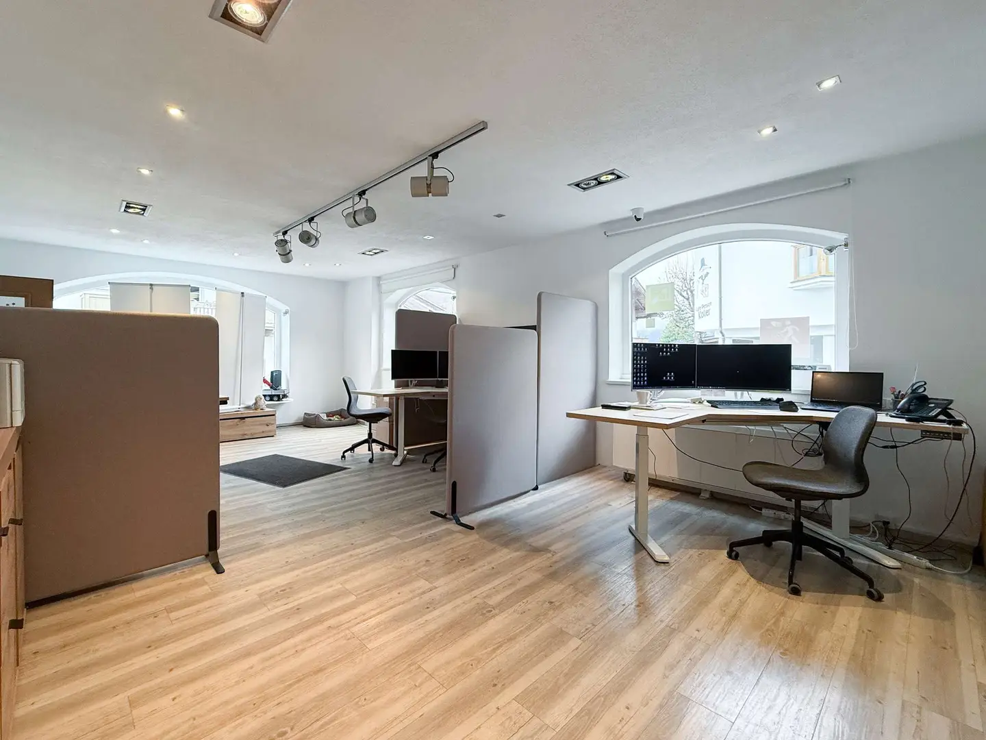 Top sichtbare Erdgeschosswohnung mit Schaufenstern und Stellplätzen
