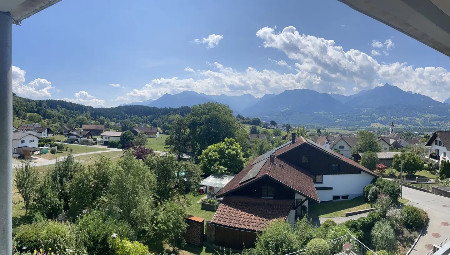 Dachgeschosswohnung mit Südbalkon und Bergblick