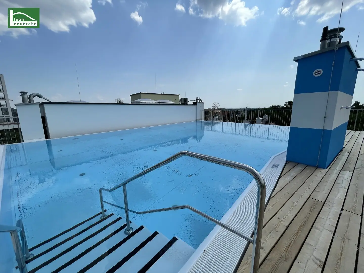 *FLAIR IN THE CITY* Geräumige 2 Zimmer Wohnung mit knapp 60m2 und toller Dachterrasse mit Pool - Jetzt anfragen!