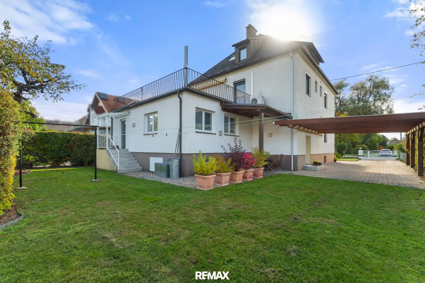 Cozy multi-family house with well-kept garden in Krumpendorf am Wörthersee