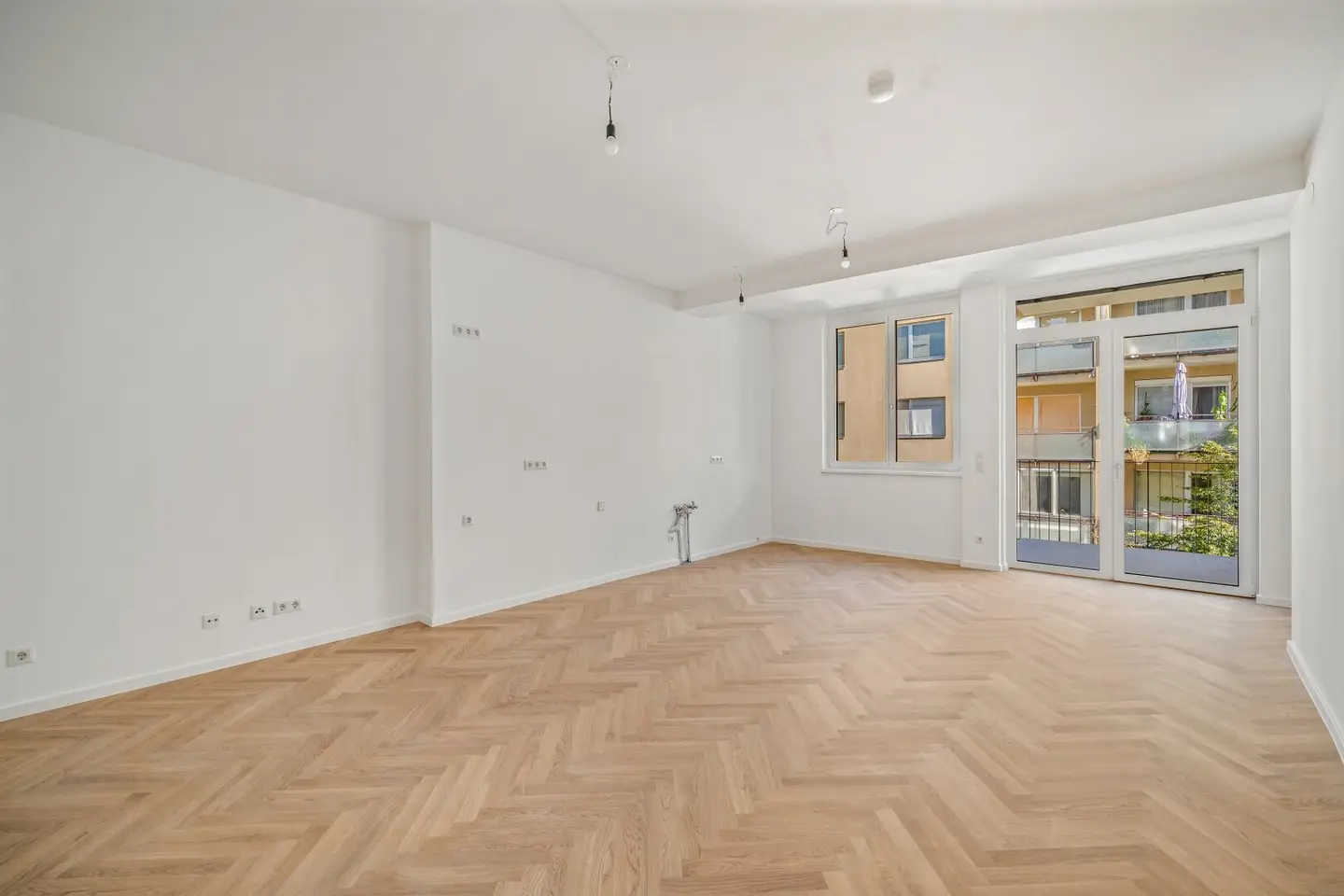 Top geschnittene+ sanierte 3 Zimmer Altbauwohnung mit Balkon in den Innenhof!