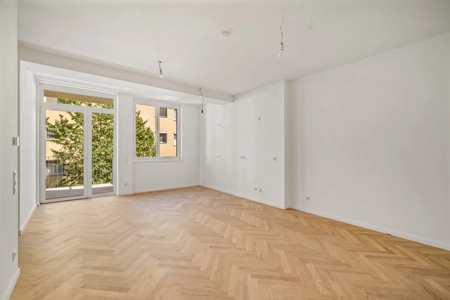 Sanierte 3- Zimmer Altbauwohnung mit Balkon in den Innenhof!
