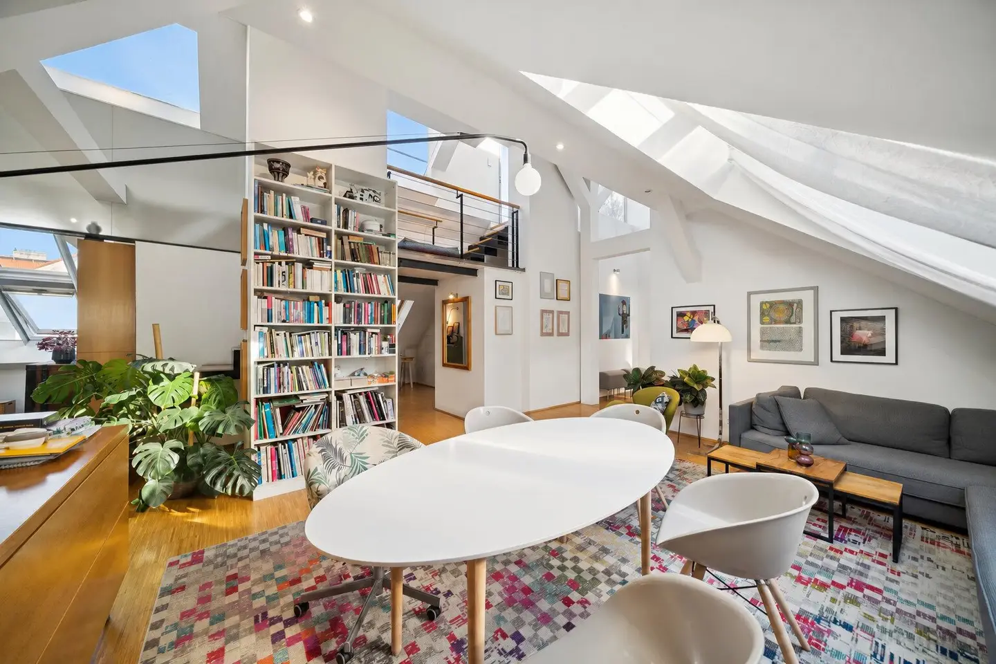 Charaktervolles Dachgeschoss-Loft mit 5 Zimmern, großer Dachterrasse und beeindruckender Raumhöhe
