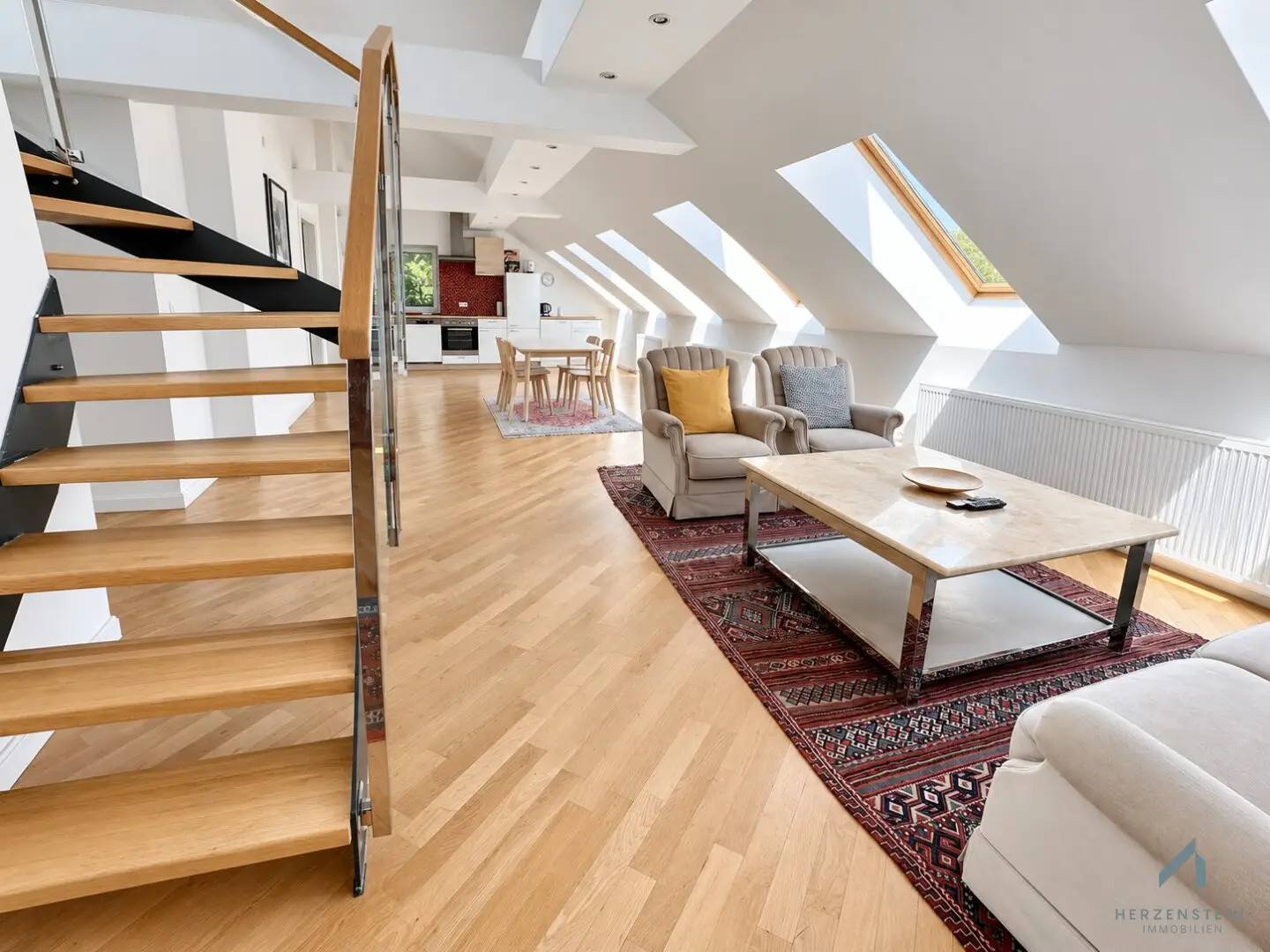 Eine Villa, drei Wohnwelten: Gründerzeitvilla mit ausgebautem Penthouse, Dachterrasse und privatem Spa in Gersthof