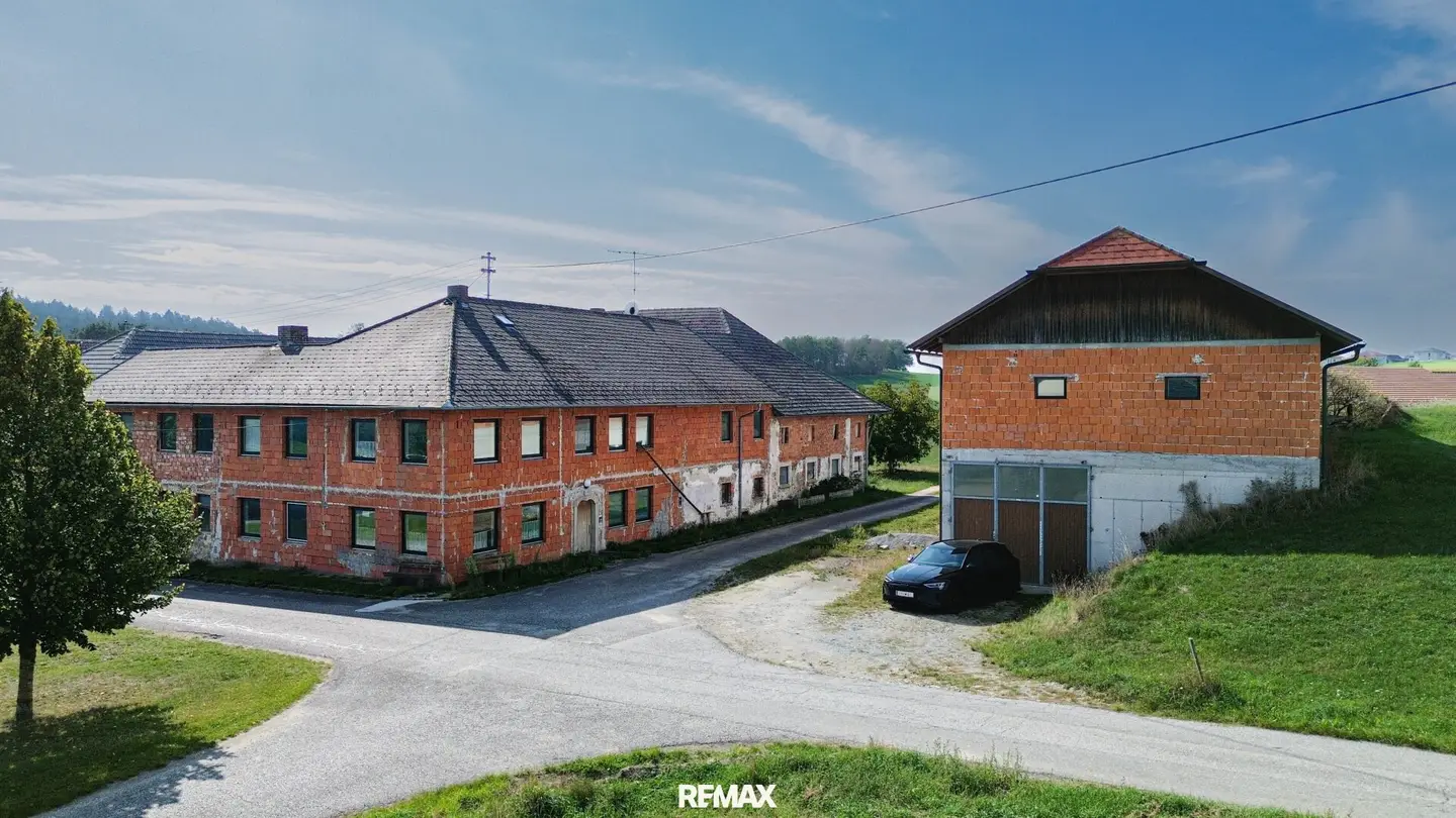 Farm to Shape – versatile usable stable building and large two-storey machinery hall