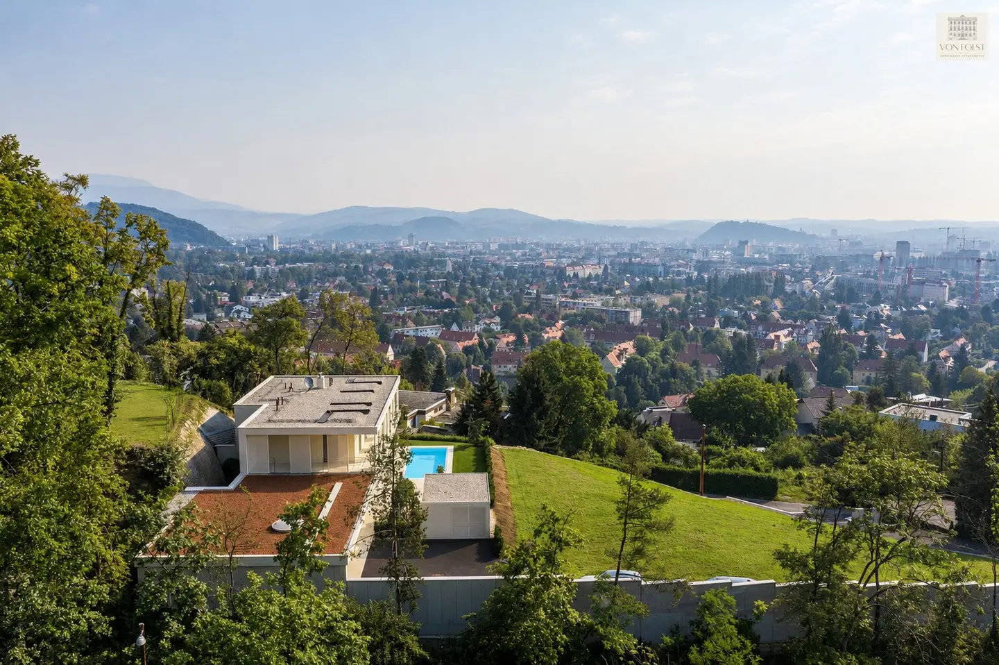 WOHNEN AUF HÖCHSTER EBENE - Einzigartiges Anwesen mit Pool und atemberaubendem Panoramablick über die Stadt bis hin zum Schlossberg