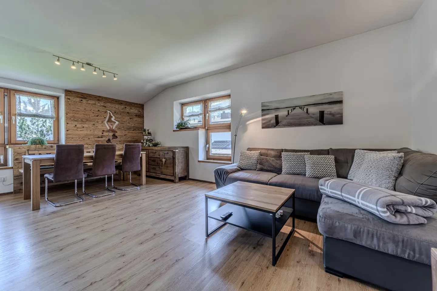 Sunny Dachgeschosswohnung with mountain view and underground parking
