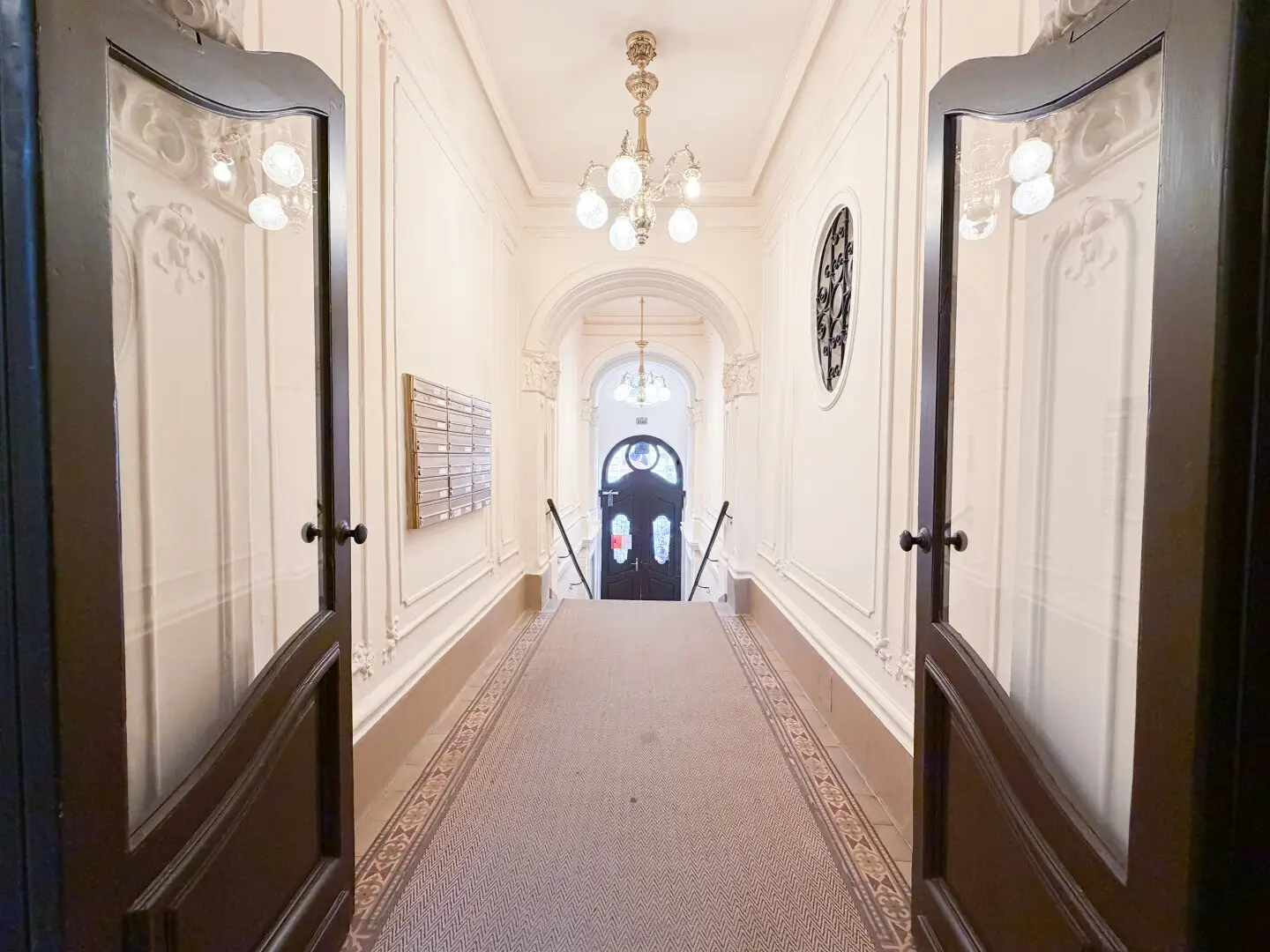 SERVITENVIERTEL: helle Altbau mit Flügeltüren &amp; Fischgrätparkettboden