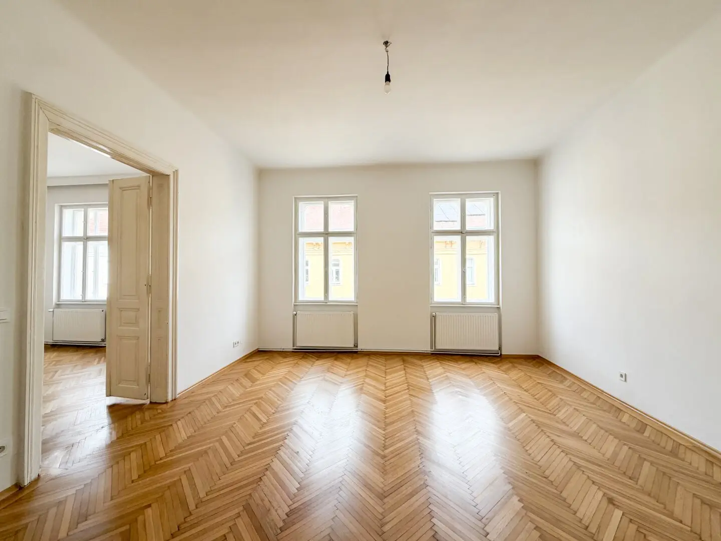 SERVITENVIERTEL: helle Altbau mit Flügeltüren & Fischgrätparkettboden