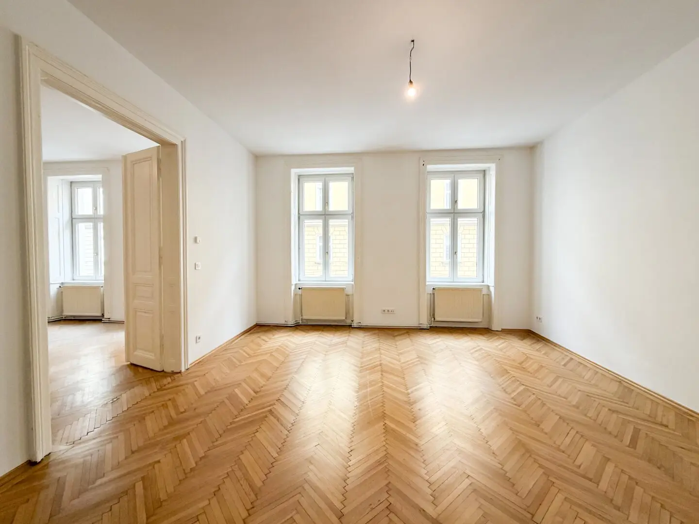 SERVITENVIERTEL: Altbau mit Flügeltüren &amp; Fischgrätparkettboden