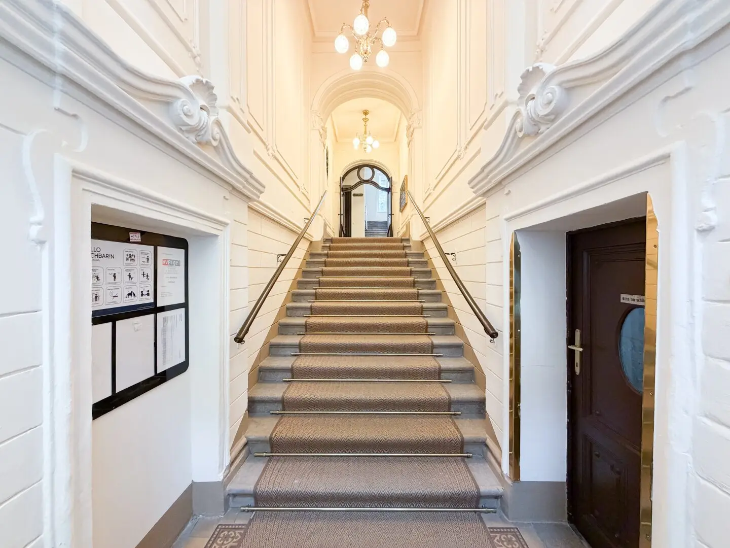 SERVITENVIERTEL: Altbau mit Flügeltüren & Fischgrätparkettboden