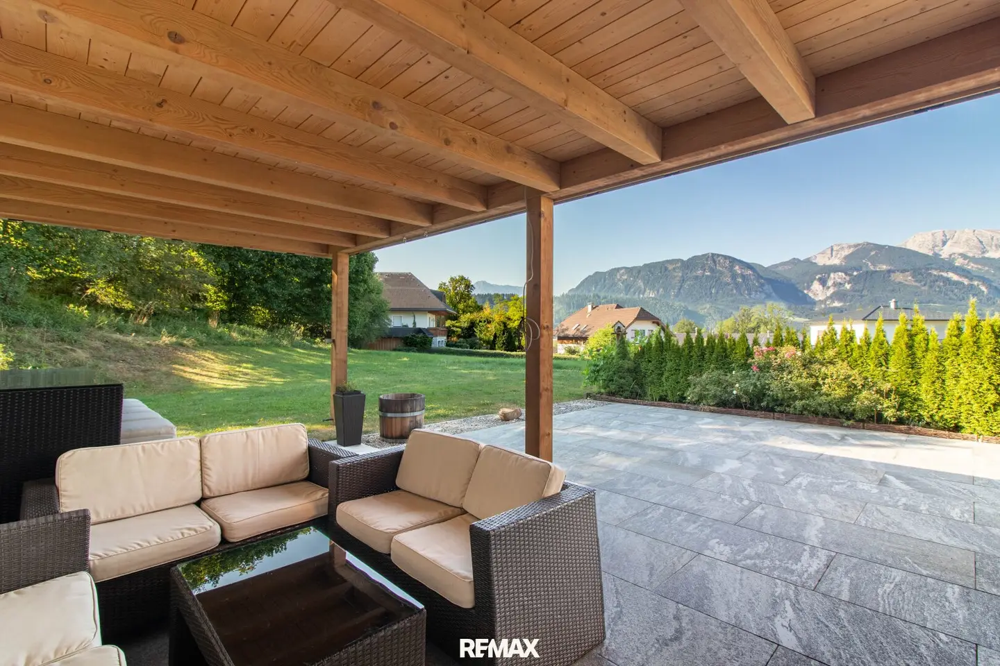 sehr große, teilweise überdachte Terrasse