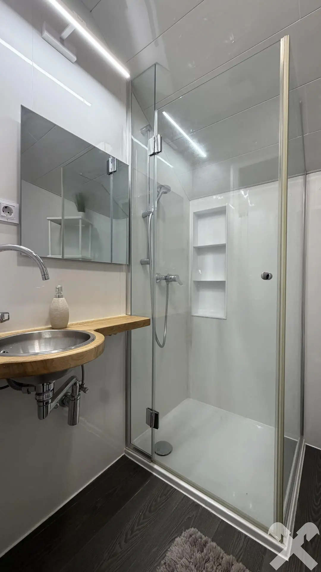 Bad mit Dusche und WC