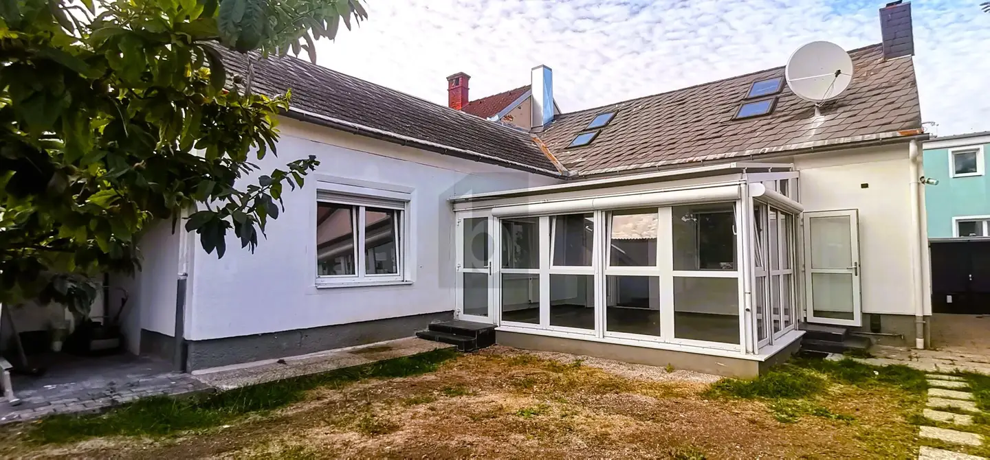 Frisch saniert Familienwohnung mit Wintergarten und Garten