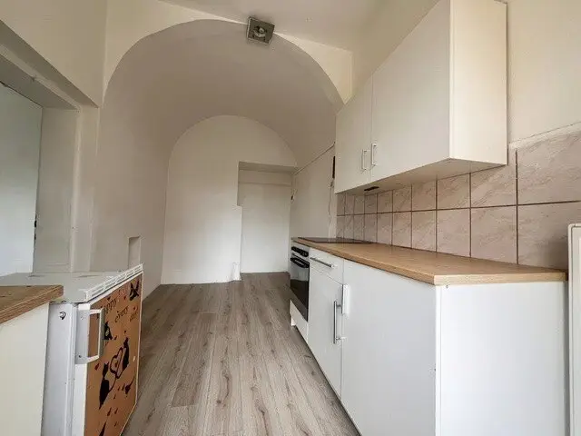 Ruhige Altbauwohnung mit Balkon, zentrale Lage